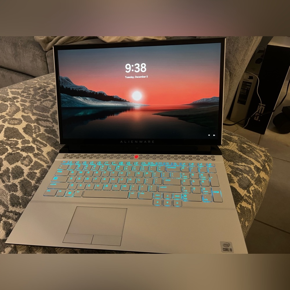 Alienware 51m R2 Gaming Laptop - Picture 4 of 11
